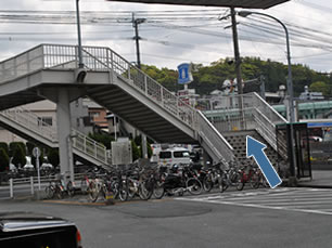 ① 枝光駅を降りて右側歩道橋を渡る