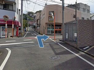 ④ わずかな上り坂を進み上の道に着いたら藤吉寝具店前を右に曲がる