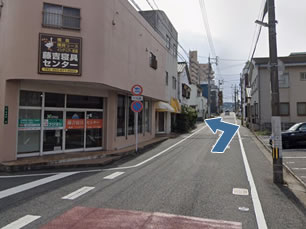 ⑤ 30mで『どんぐり堂』前の駐車場